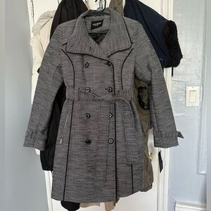 New Guess waterproof coat perfect for fall